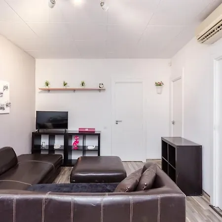 Cosy 3bdr Flat, 8mins To La Ramblas *