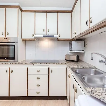 Cosy 3bdr Flat, 8mins To La Ramblas Apartment *