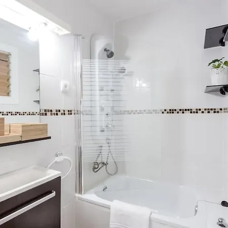 Apartment Cosy 3bdr Flat, 8mins To La Ramblas *