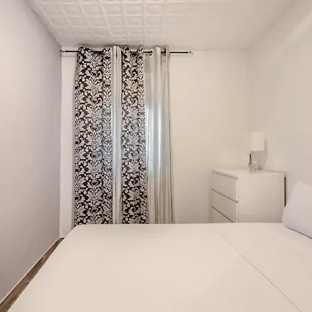 Cosy 3bdr Flat, 8mins To La Ramblas *