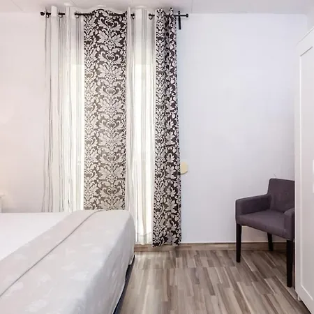 Cosy 3bdr Flat, 8mins To La Ramblas Apartment Barcelona