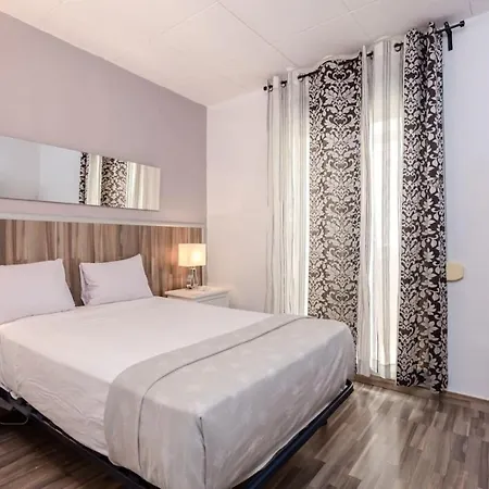 Cosy 3bdr Flat, 8mins To La Ramblas *